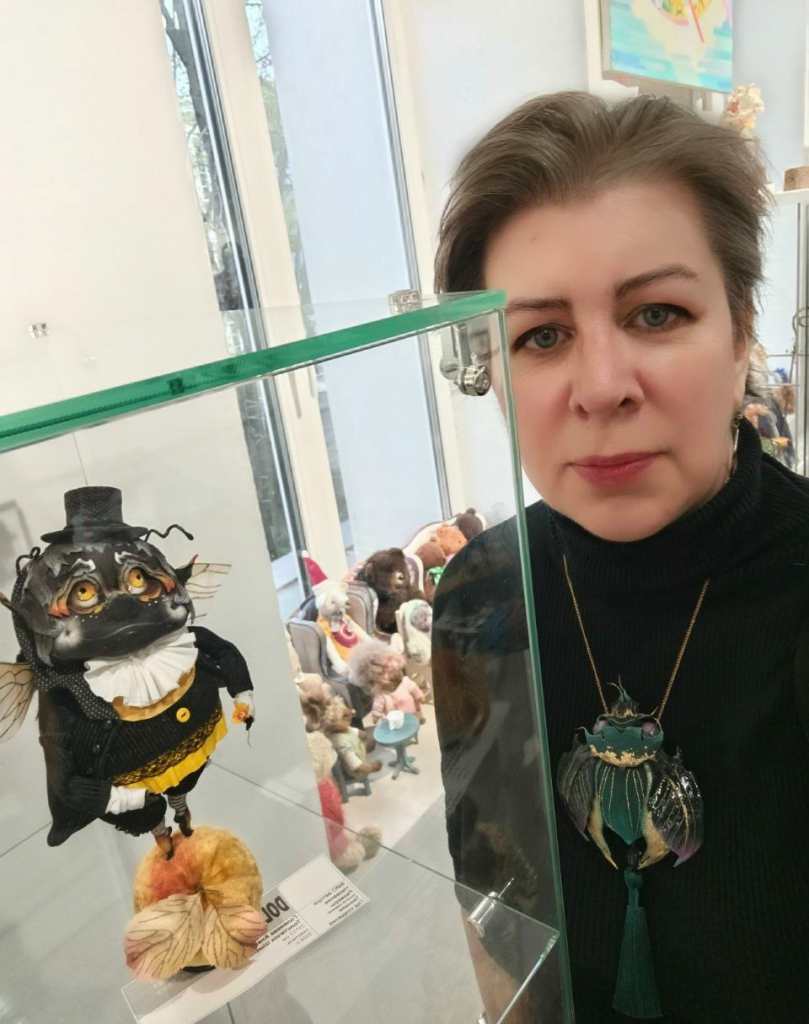 Вчера заглянула проведать Шмелика. Он решил задержаться в выставочном пространстве еще на недельку.Заодно был повод прогулять мошку златокрылую|Yesterday I dropped by to check on Shmelik. He'd decided to stay in the exhibition space for another week.It also gave me a chance to take the golden-winged midge for a walk.